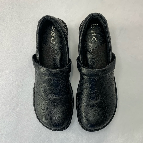 b o c Peggy Comfort Clogs Mules Slip-On Black Faux Leather Embossed Size 7.5 - Picture 14 of 15